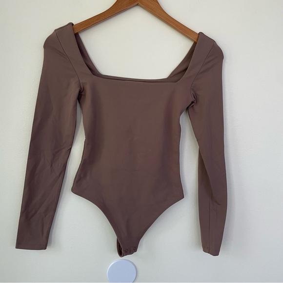 Aritzia Babaton Contour Square Neck Long Sleeve Bodysuit Deep Taupe Bodysuit XS - Picture 4 of 11